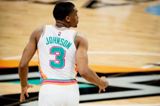 咪咕体育直播-核心缺席无碍赢球!6战5胜马刺冲刺附加赛